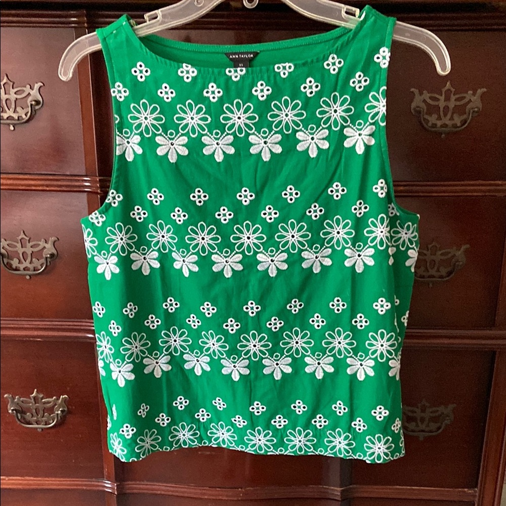 NWOT Ann Taylor Embroidered Kelly Green Top